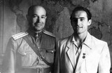 Крмандир дивизиона подполковник Горбань и чемпион мира по беговым конькам 1953 года техник лейтенант Олег Гончаренко